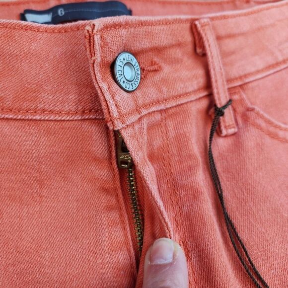 ☔️🔹️NWT Levi's Orange Raw Hem Denim Shorts Size 6/28 - Picture 4 of 9